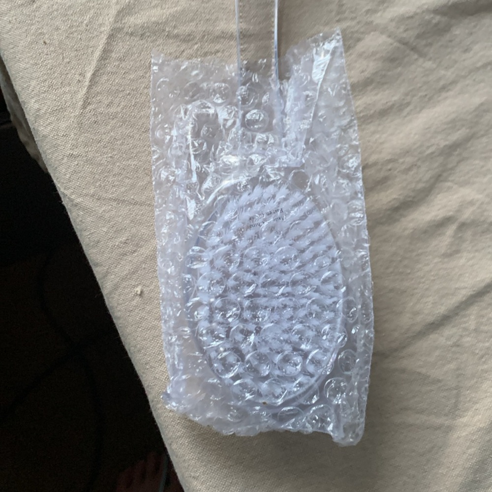 Avon shower brush. ✂️